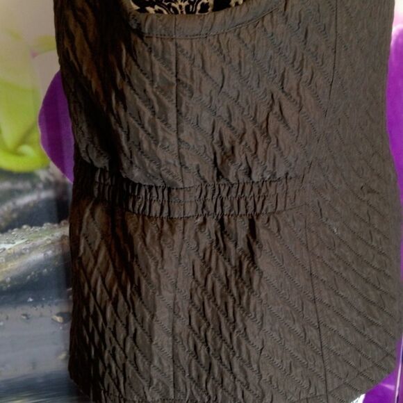 Chico's Size 1 brown zip up vest with elastic stretch band on sides. 4 pockets. - Picture 3 of 7